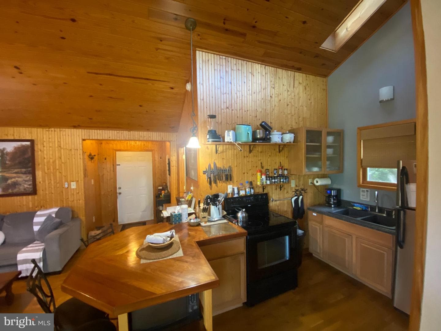 568 Cliff Heights Road photo 2