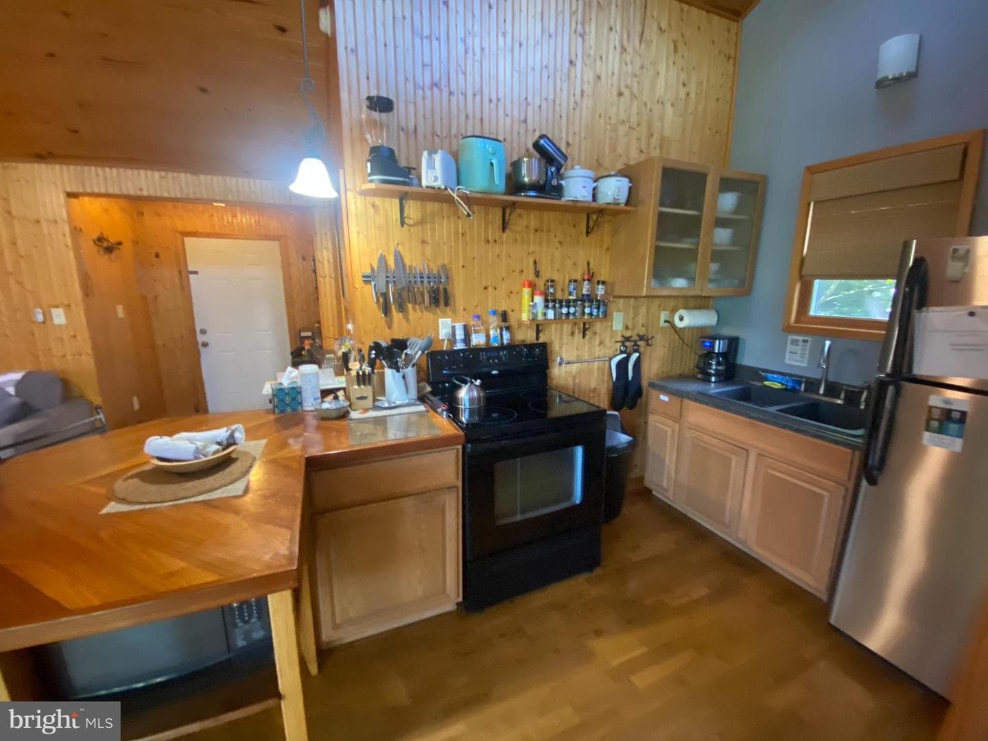 568 Cliff Heights Road photo 3