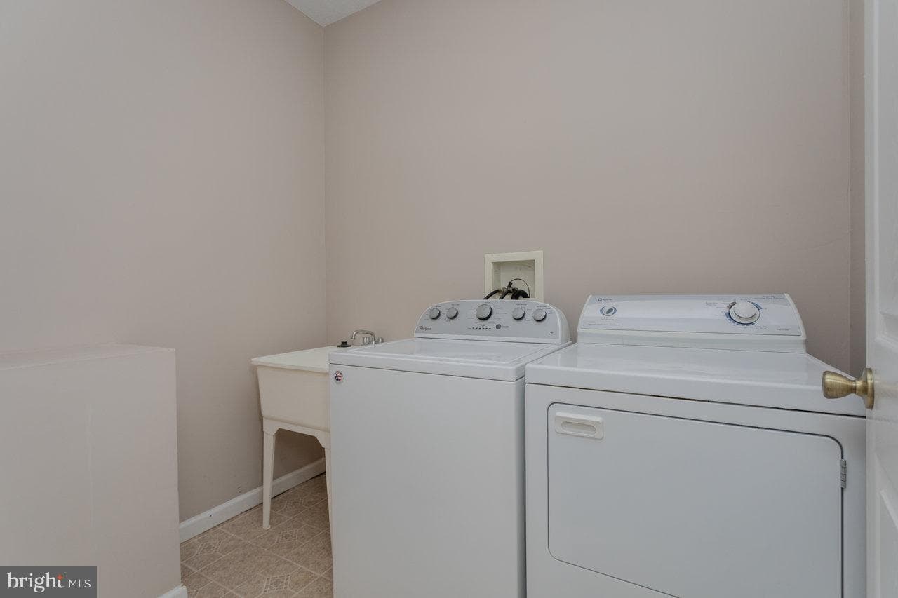 987 Riverside Drive photo 32