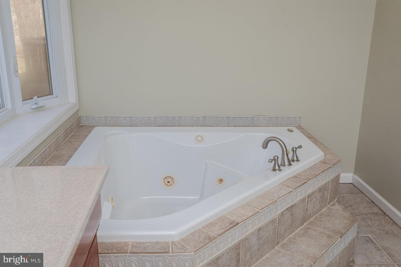987 Riverside Drive photo 40