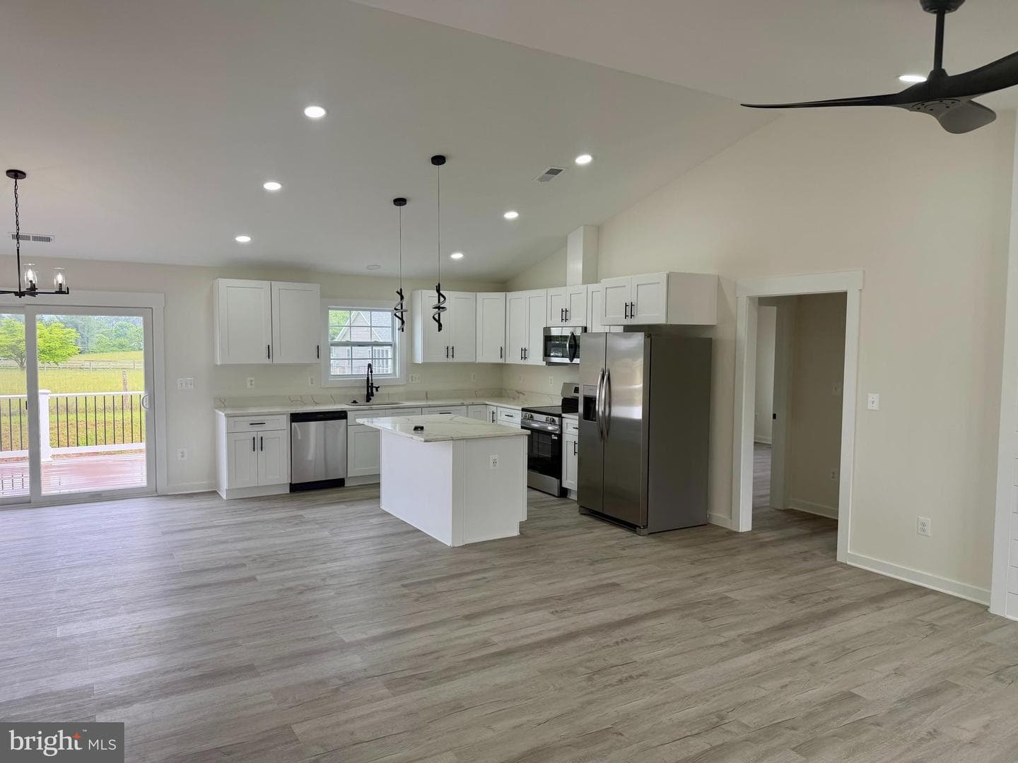 90 Arthur Lane photo 3