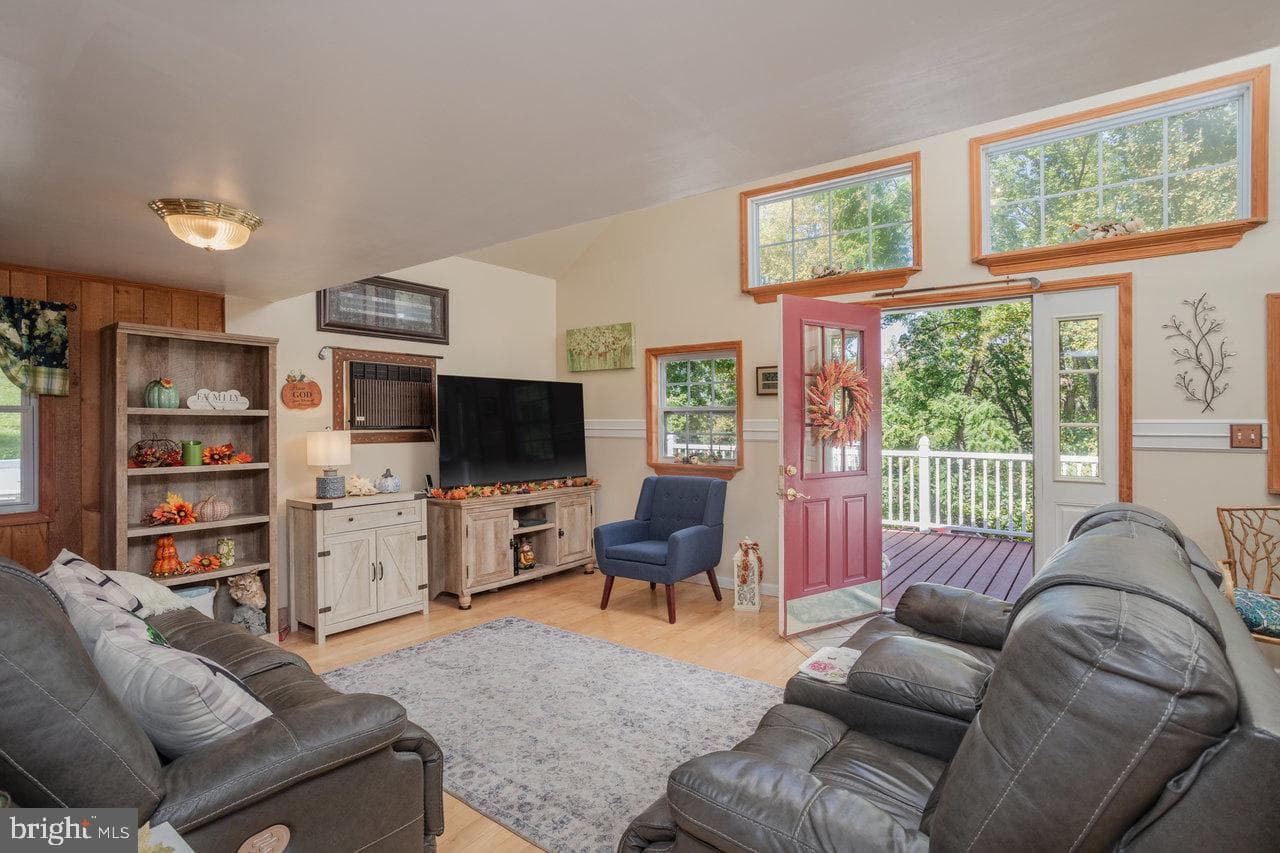 279 Helms Road photo 5