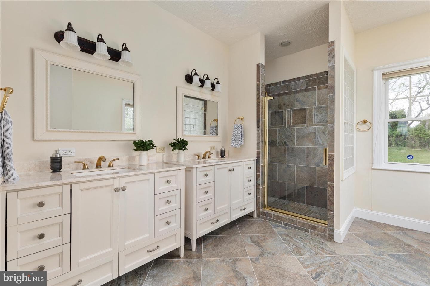 1050 Almond Drive photo 35