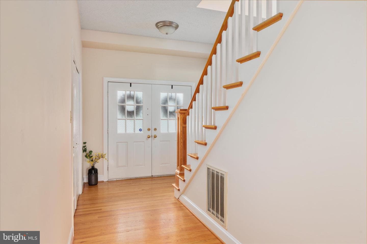 1050 Almond Drive photo 4