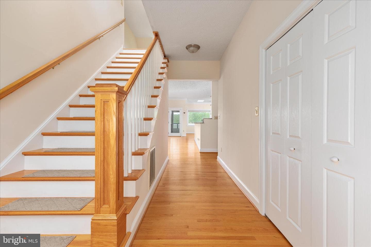 1050 Almond Drive photo 5