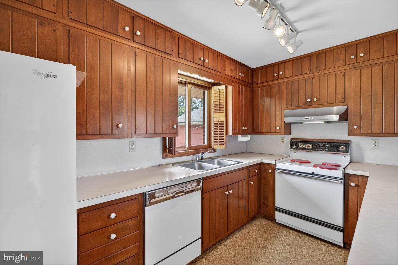 399 Whispering Hill Road photo 9