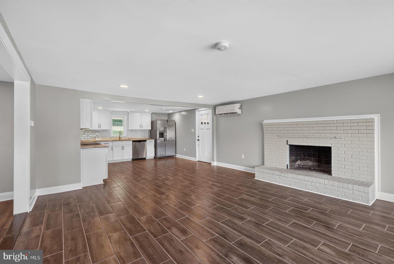 577 Pond Avenue photo 11