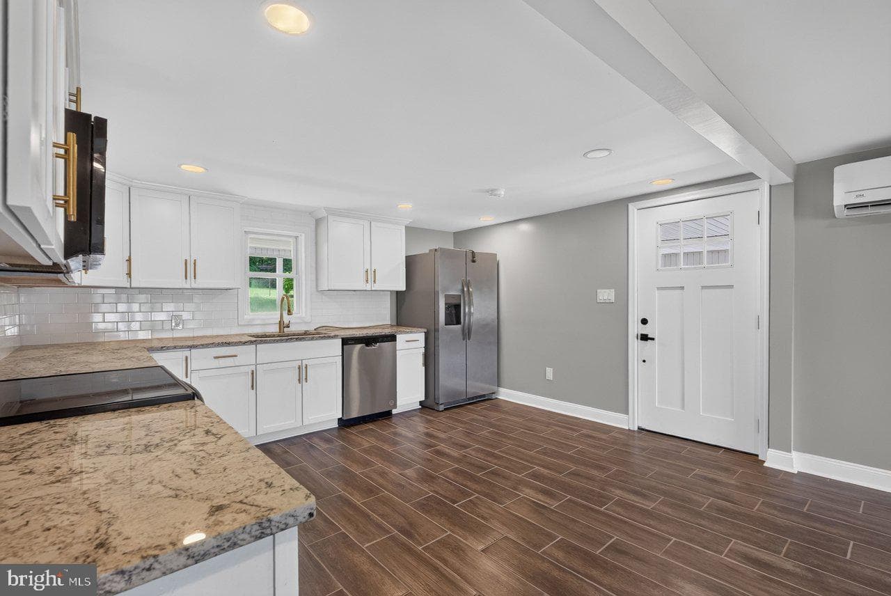 577 Pond Avenue photo 13