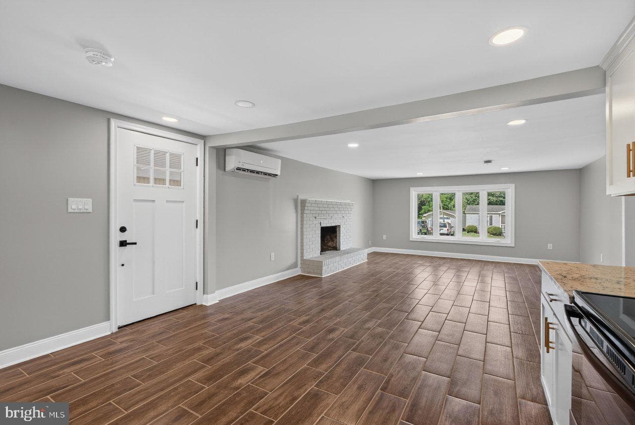 577 Pond Avenue photo 17