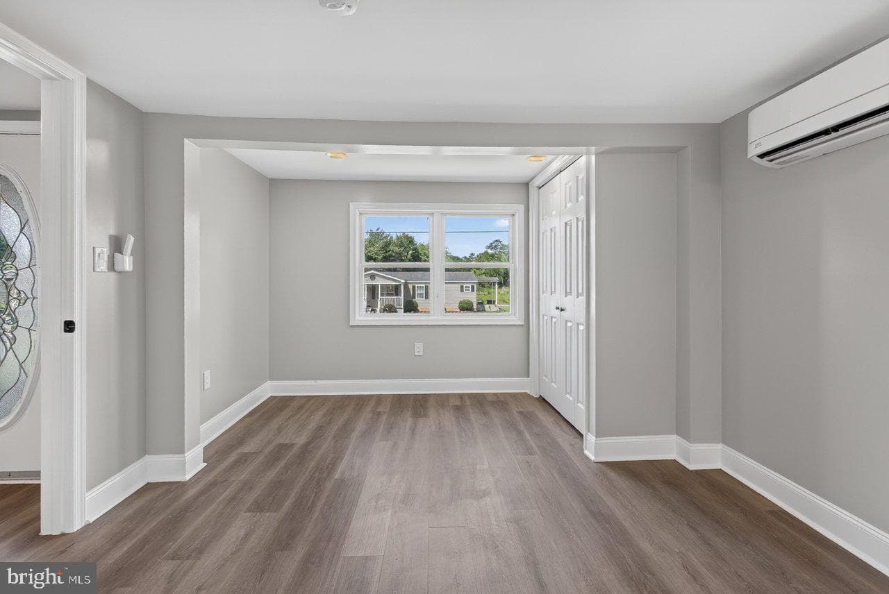 577 Pond Avenue photo 24