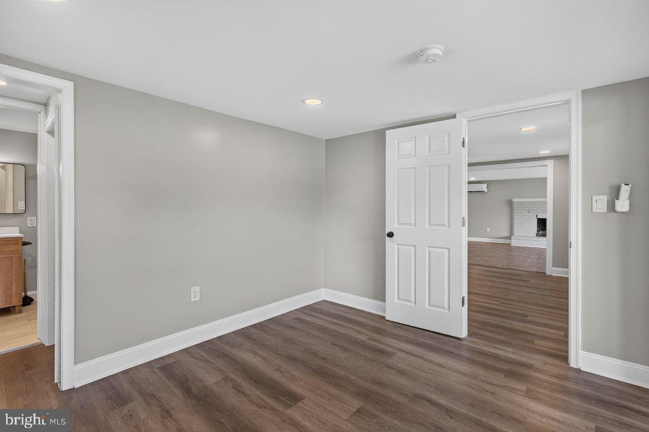 577 Pond Avenue photo 27