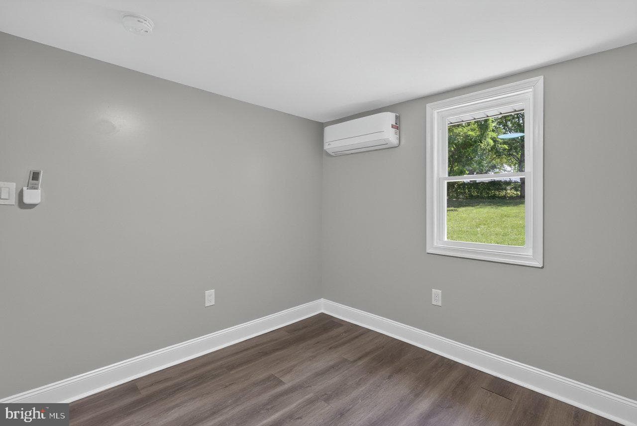 577 Pond Avenue photo 32