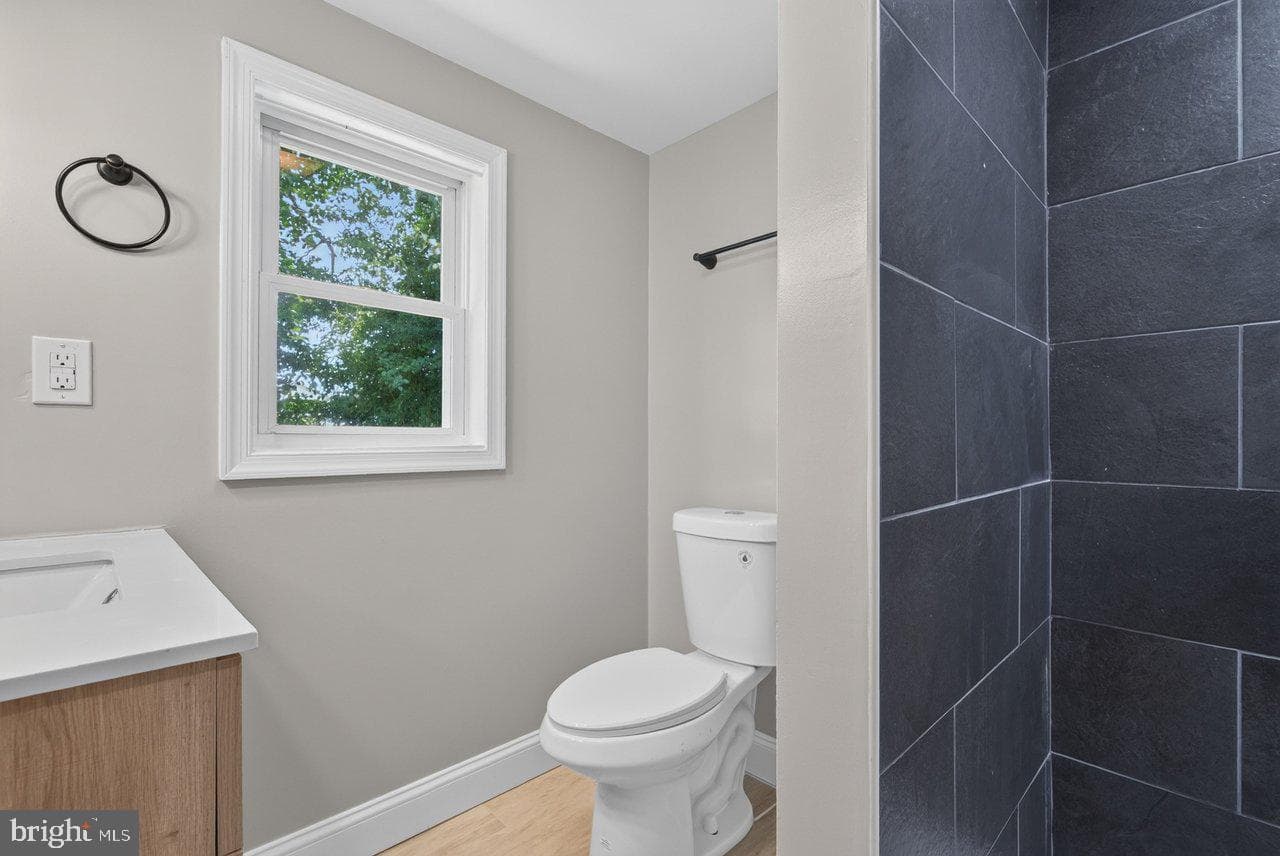 577 Pond Avenue photo 33