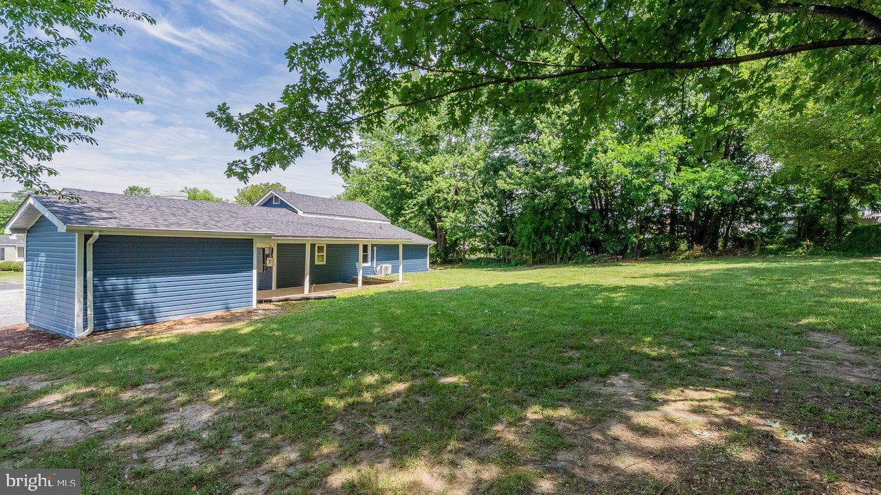 577 Pond Avenue photo 40