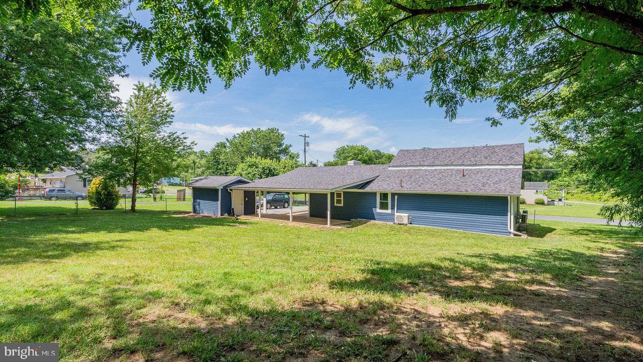 577 Pond Avenue photo 41