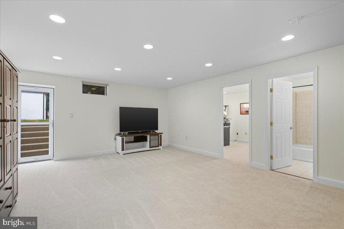 16216 Radburn Street photo 44
