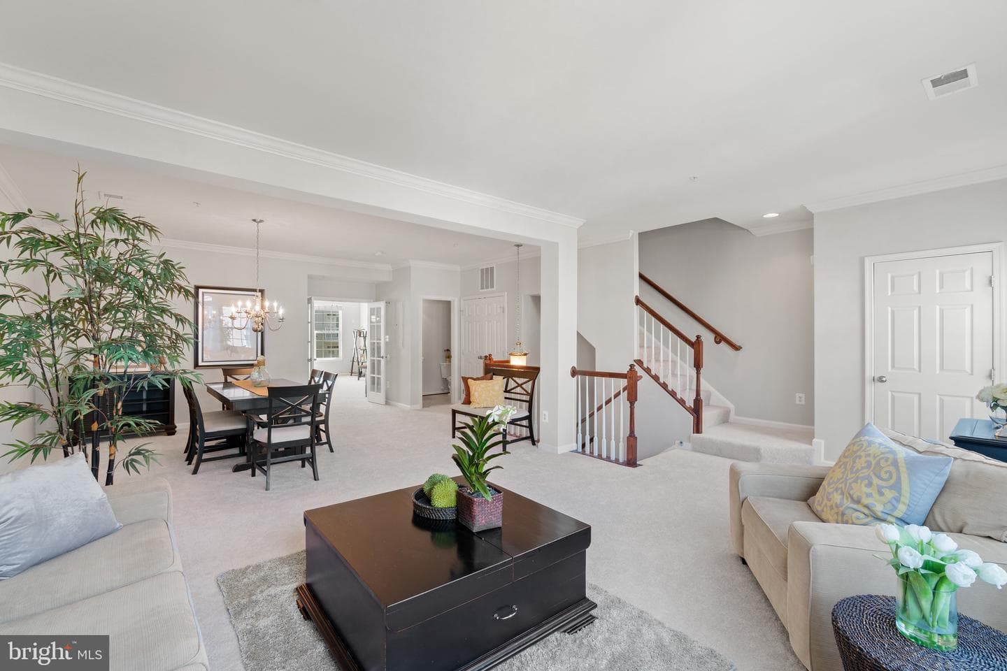 2511 Eastbourne Drive photo 3