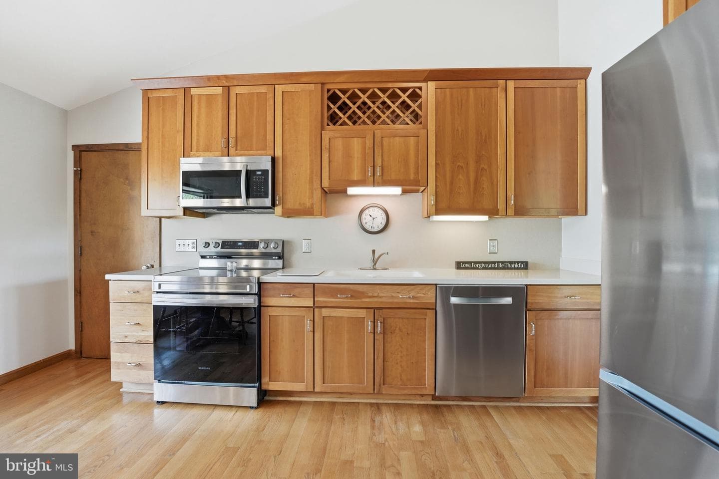 908 Bay Street photo 12