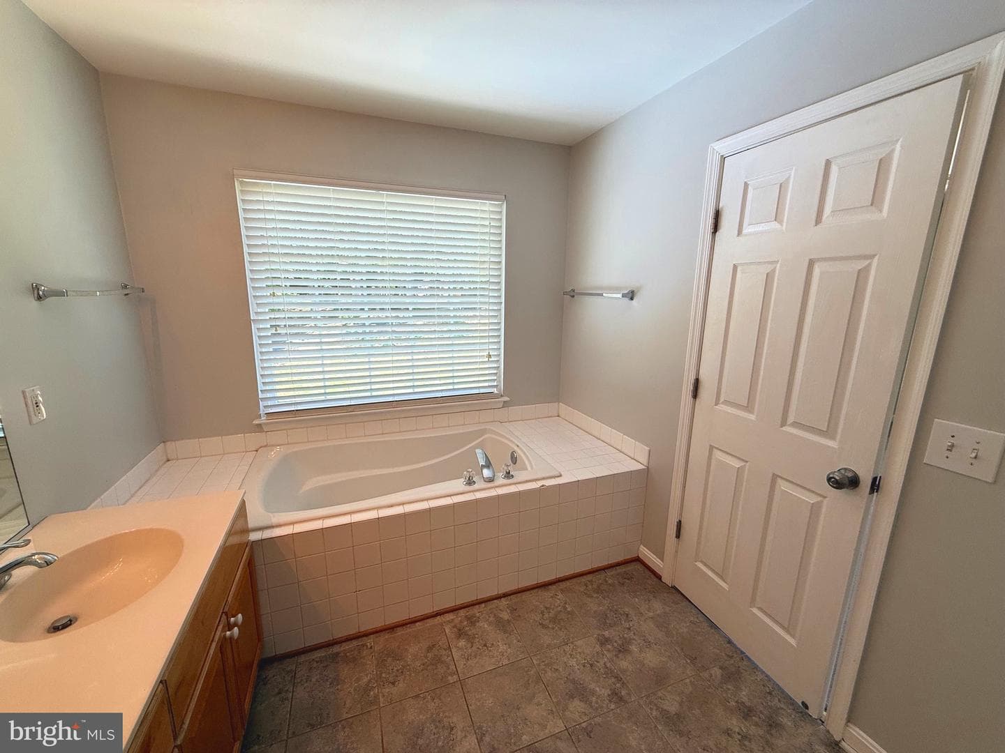 5796 Birch White photo 18