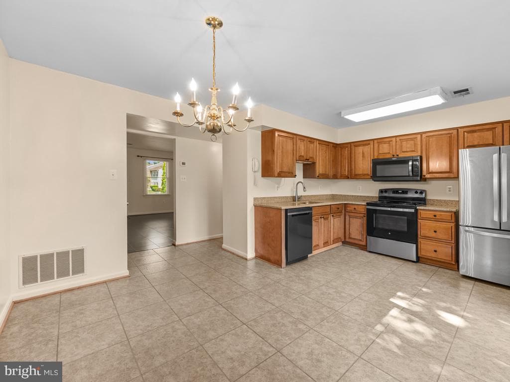 8758 Stoneridge Drive photo 19