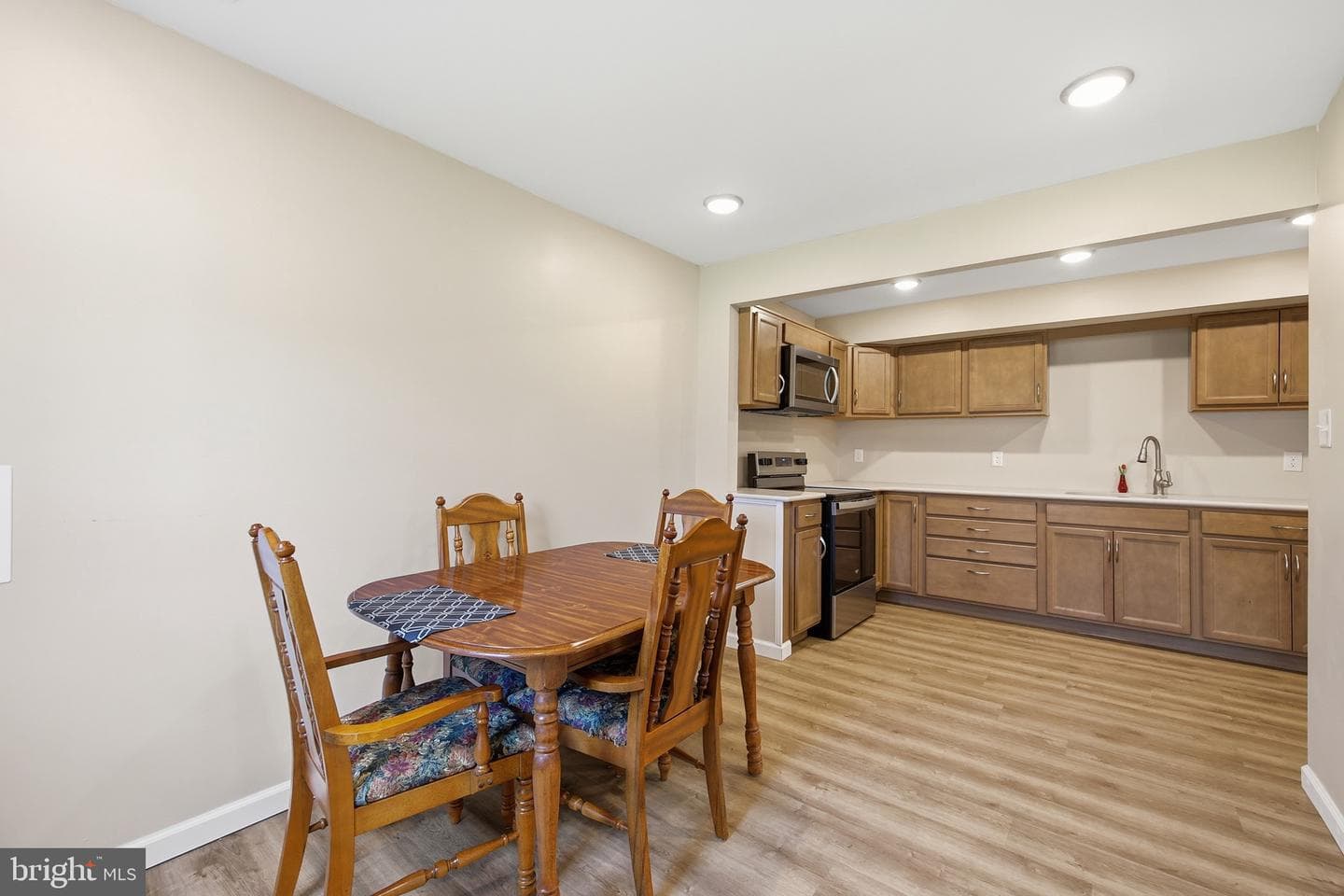 558 Great Oak Court photo 25