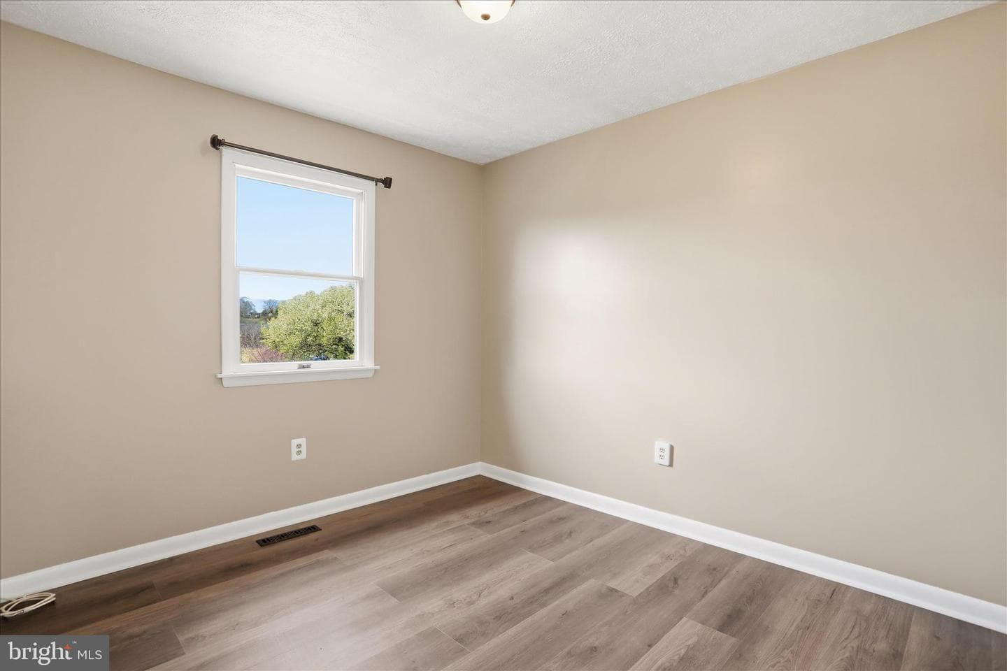 906 Hilltop Drive photo 12