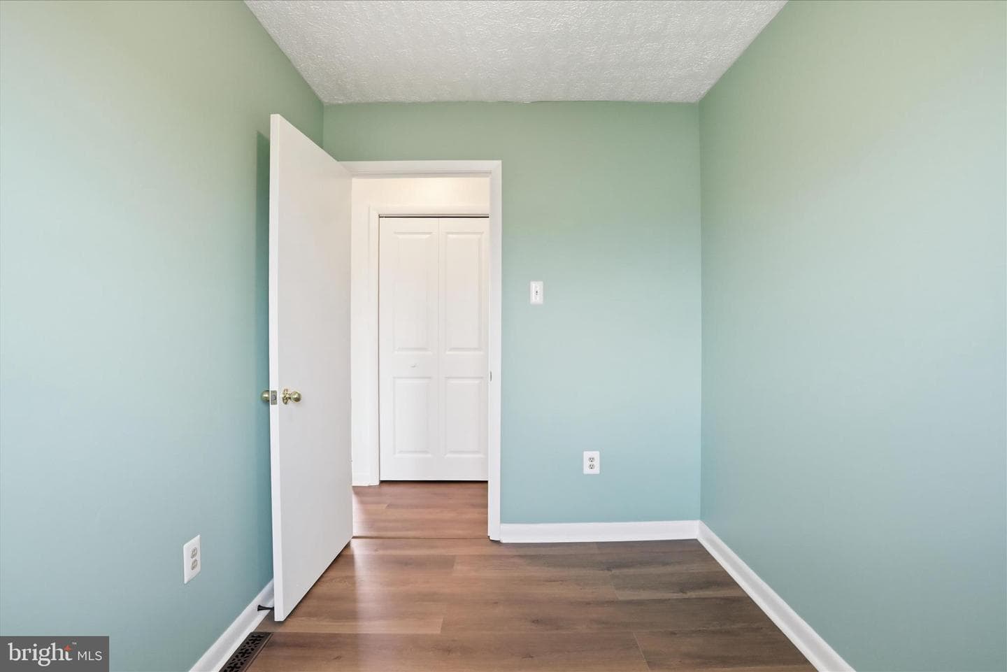 906 Hilltop Drive photo 17