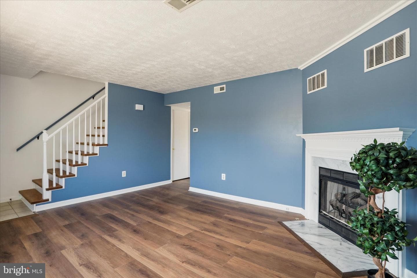 906 Hilltop Drive photo 5
