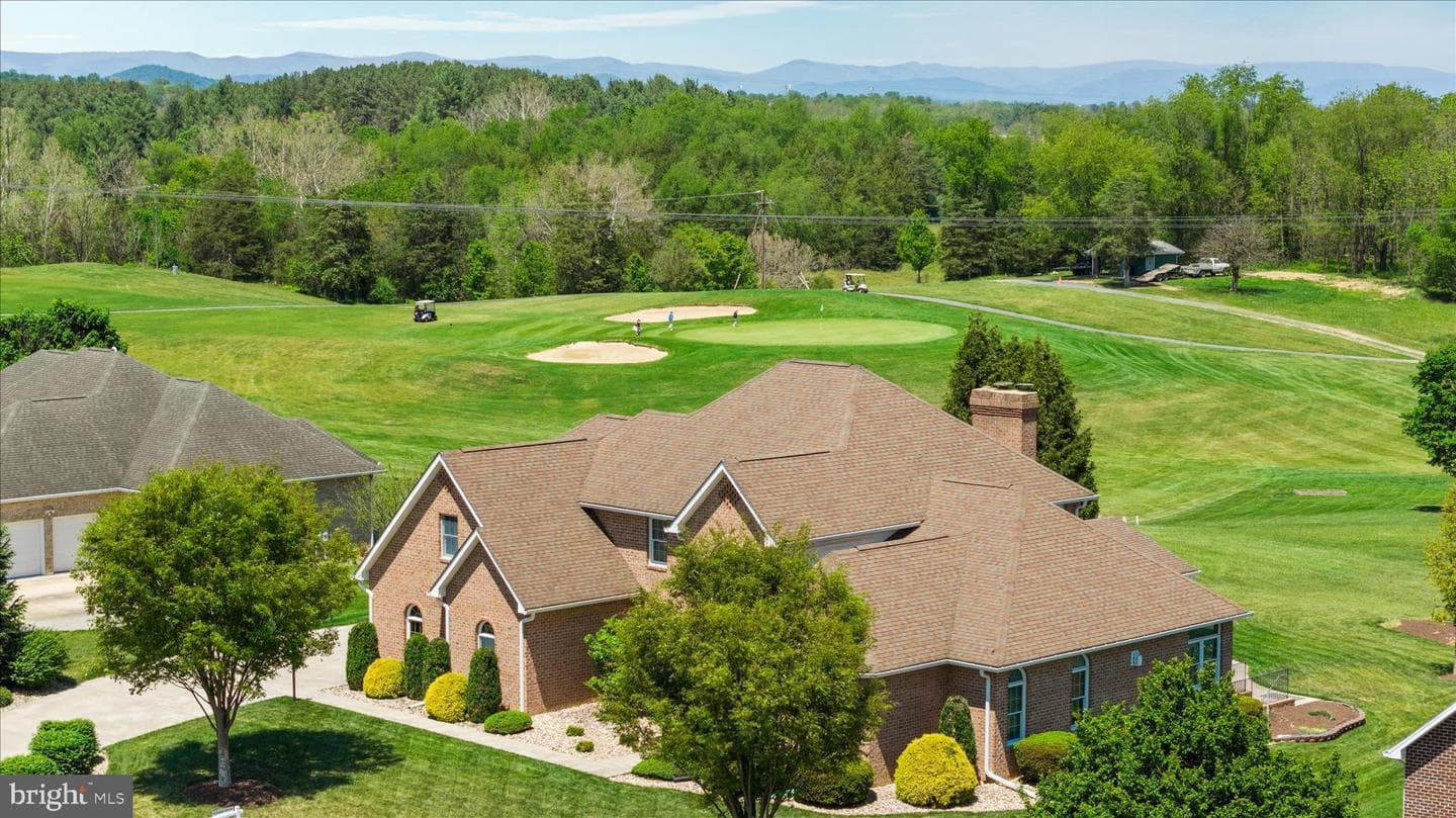 139 Tee Court photo 4