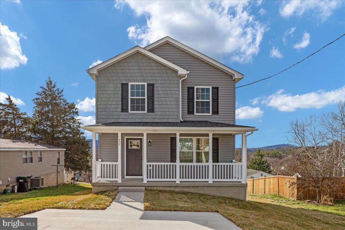 209 East Locust Street, Woodstock