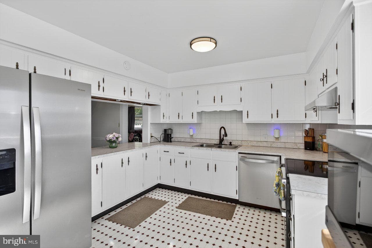 420 W Spring Street photo 16