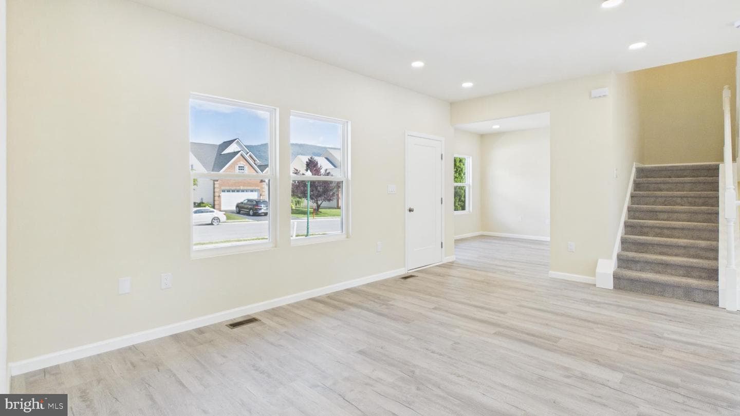 211 211 Princess Caroline Court photo 10