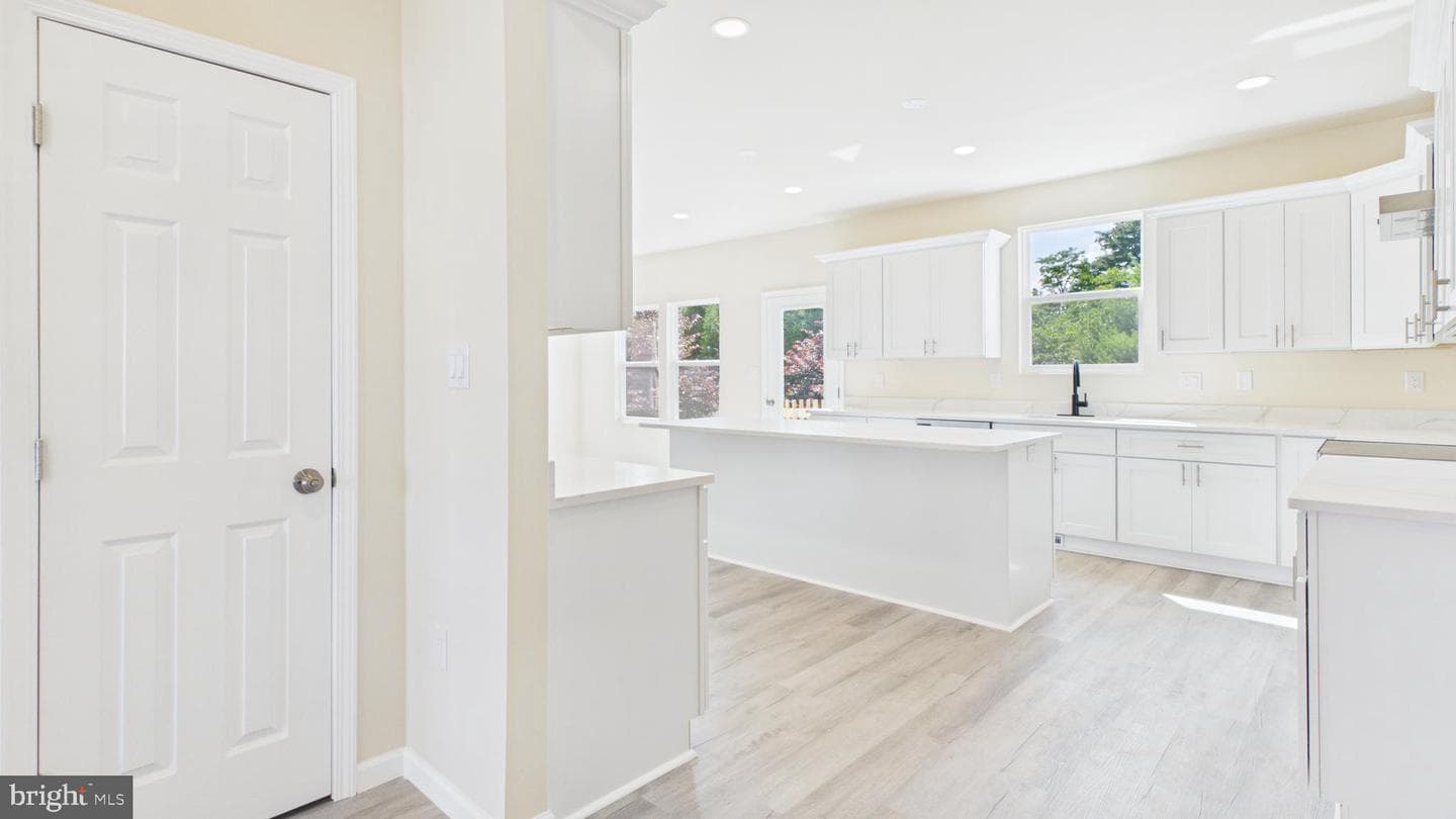 211 211 Princess Caroline Court photo 11