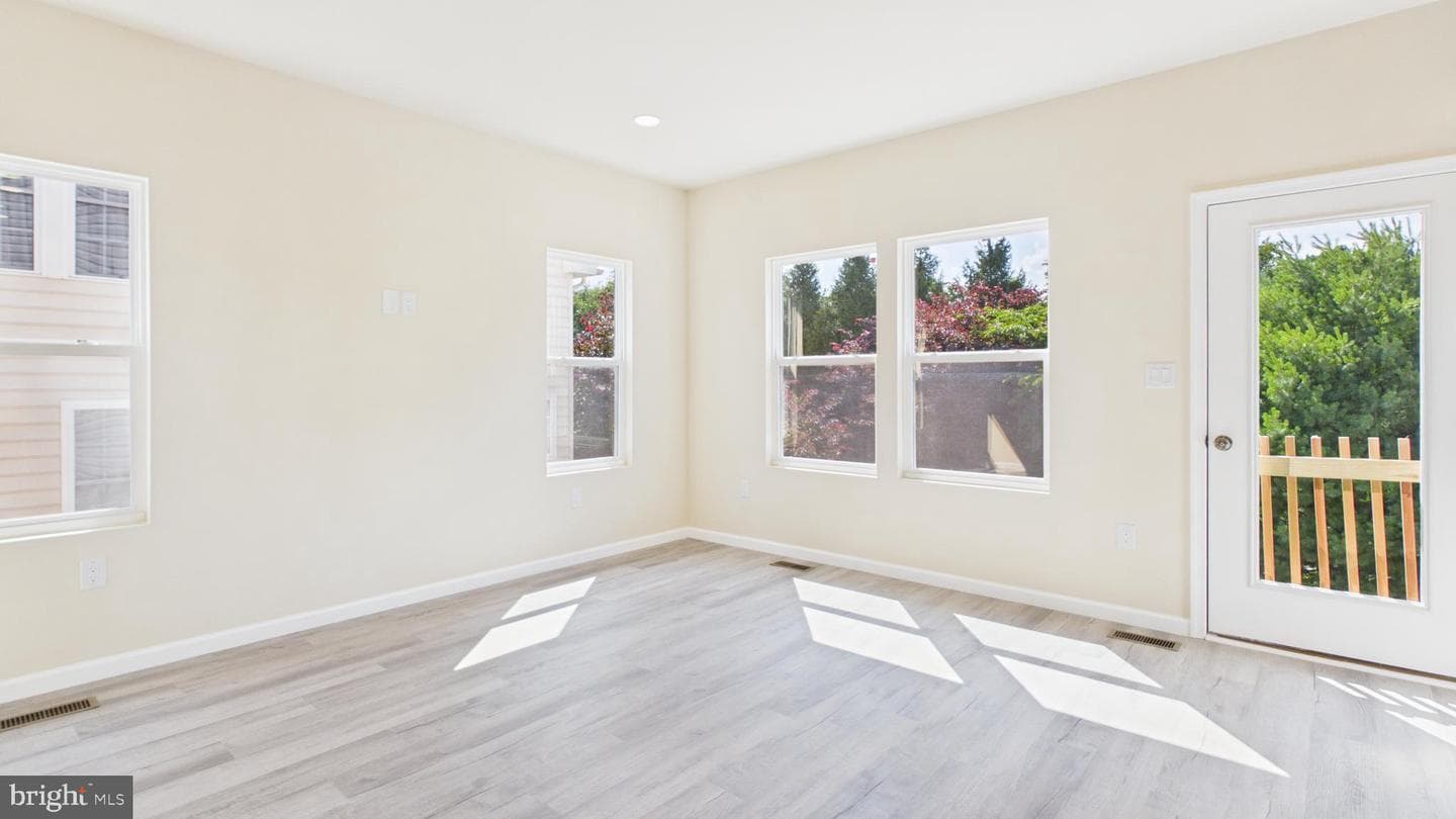 211 211 Princess Caroline Court photo 18