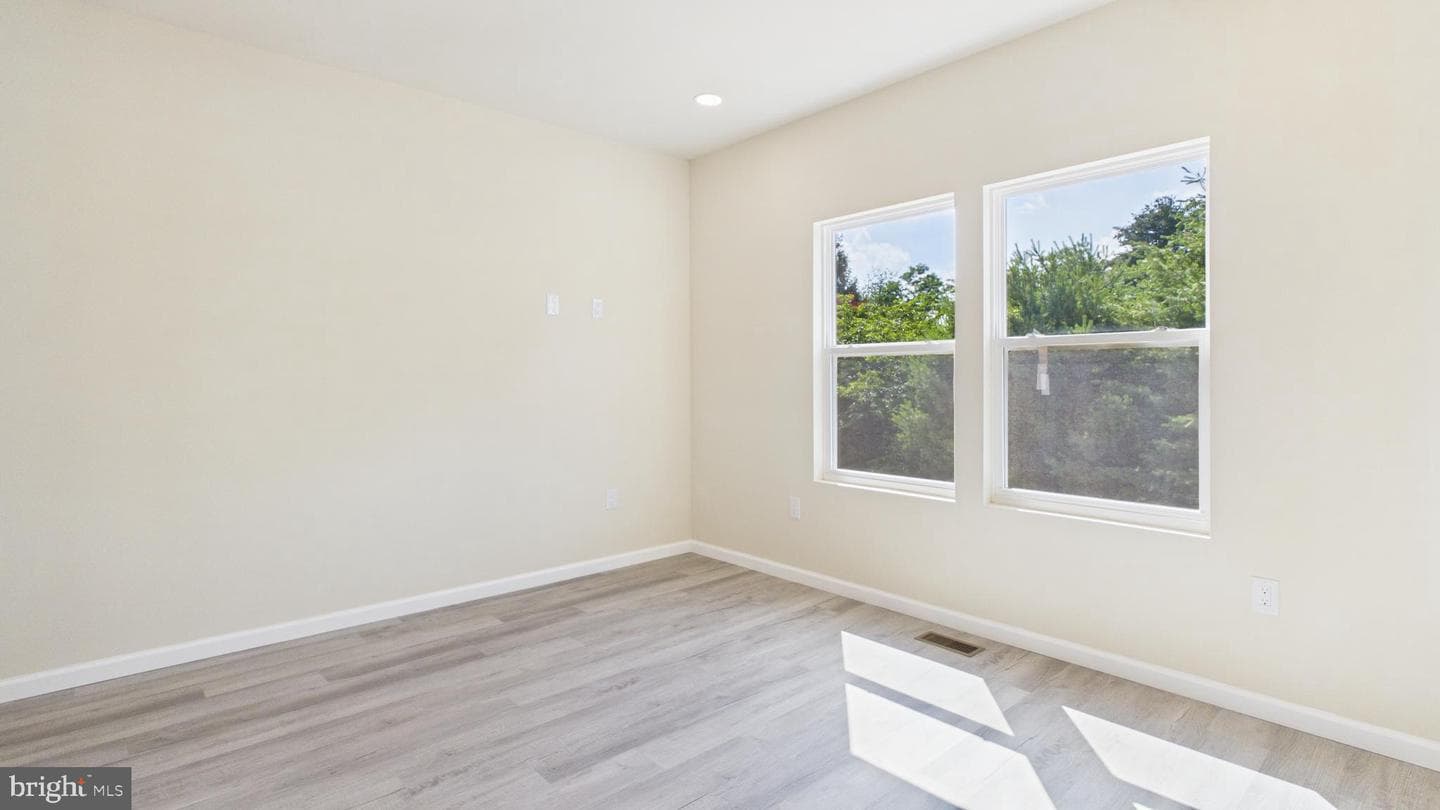 211 211 Princess Caroline Court photo 27