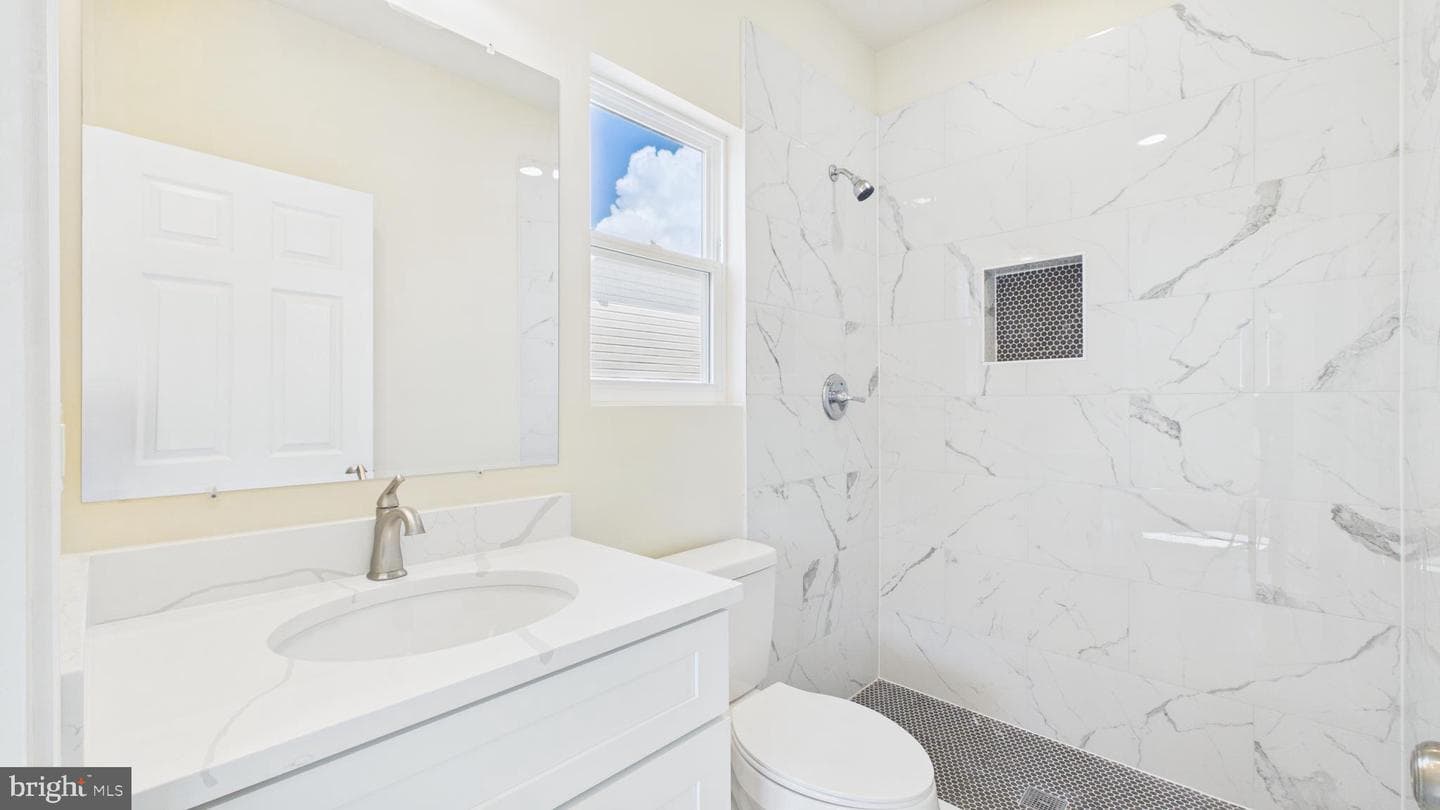211 211 Princess Caroline Court photo 28