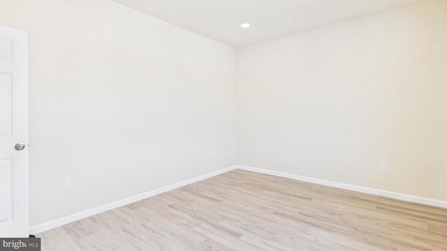 211 211 Princess Caroline Court photo 38