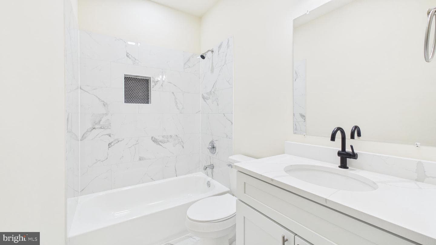 211 211 Princess Caroline Court photo 44