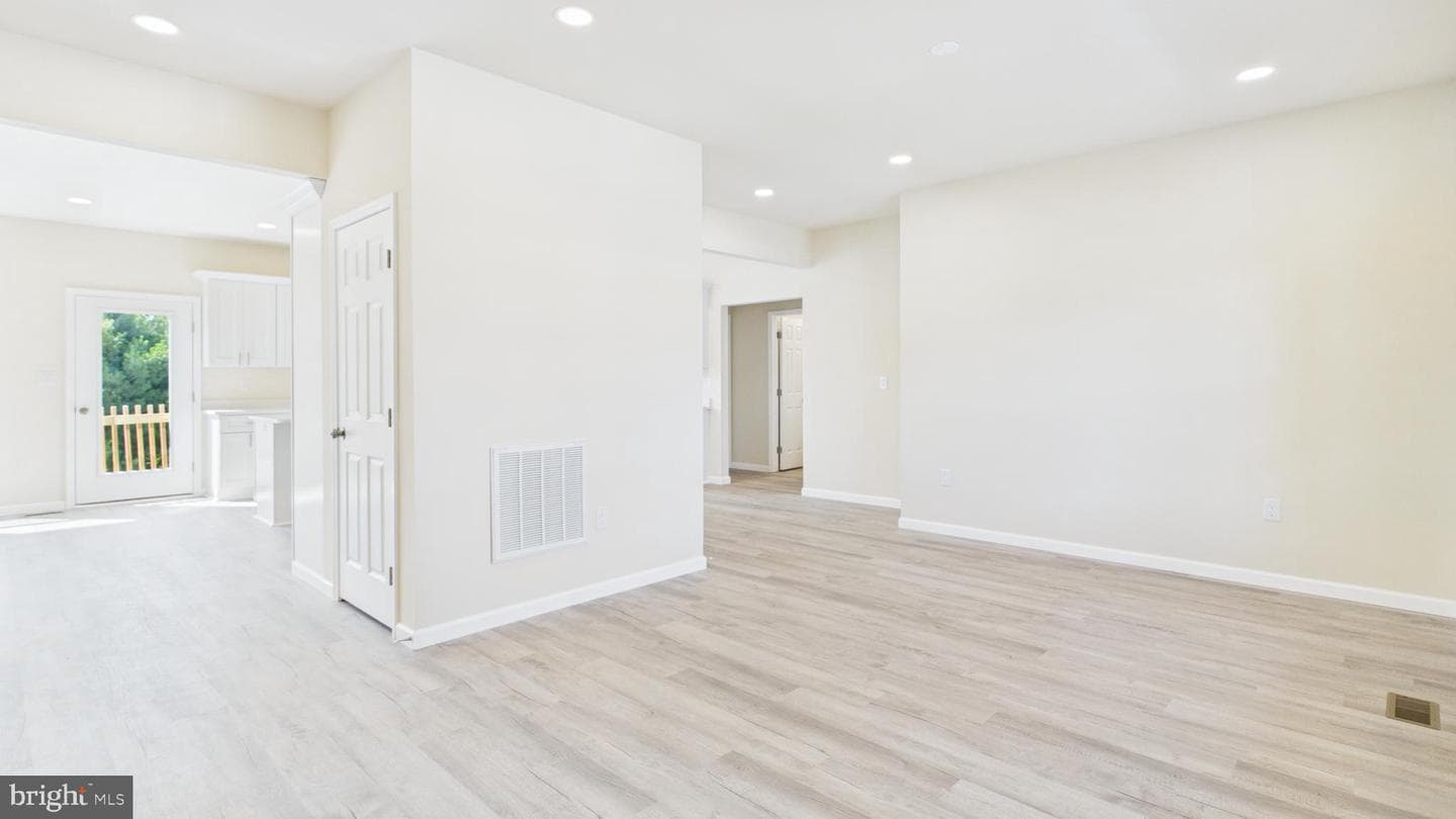 211 211 Princess Caroline Court photo 8