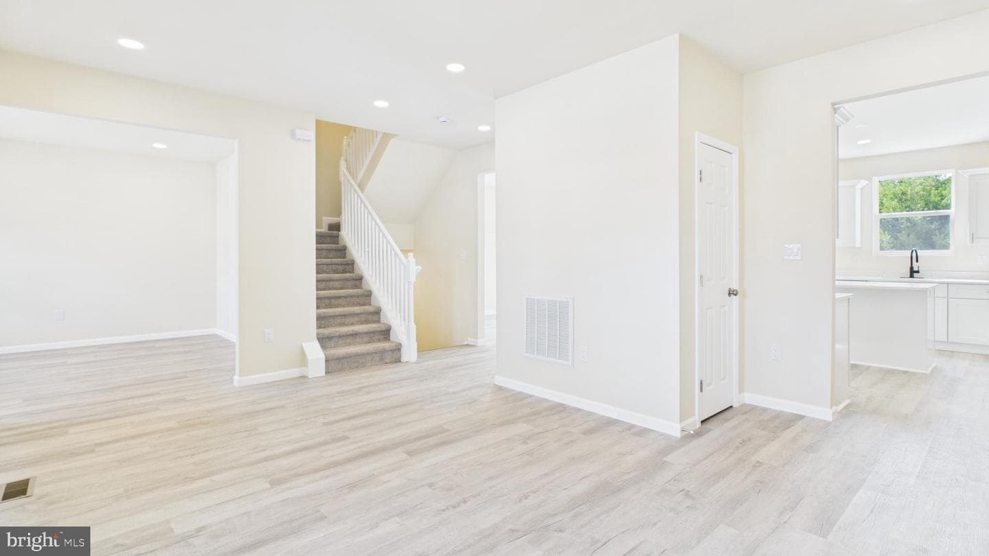 211 211 Princess Caroline Court photo 9