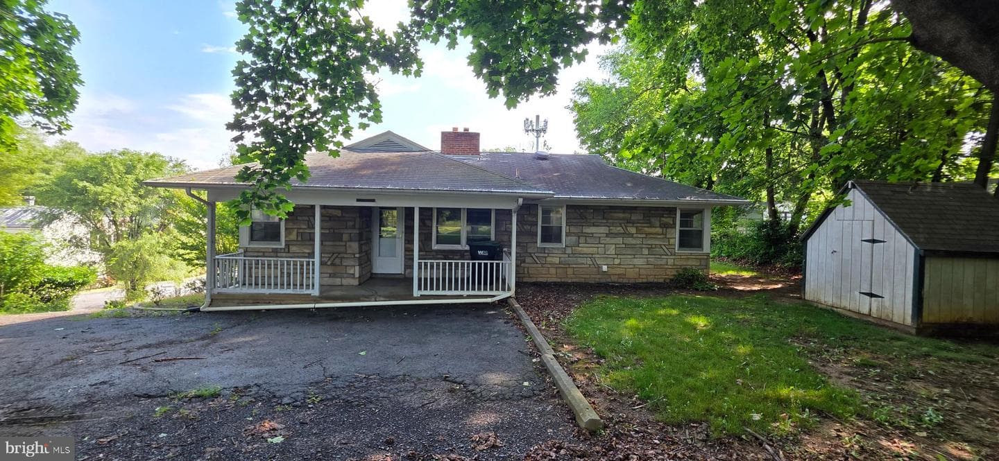 104 E South Street photo 3