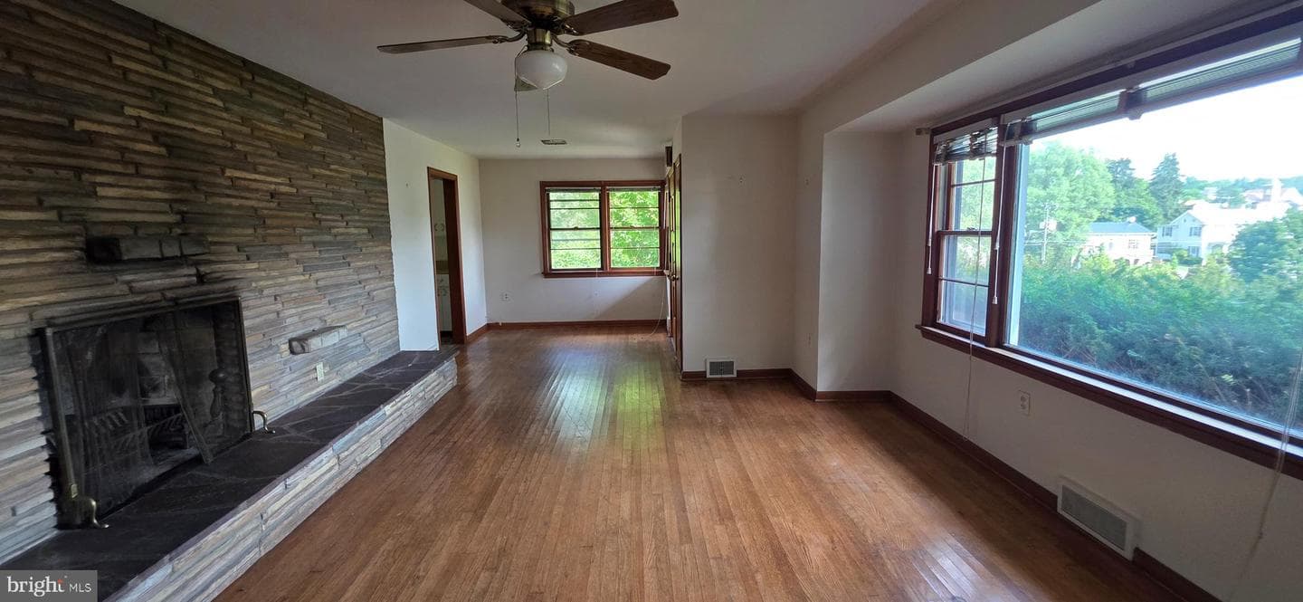 104 E South Street photo 9