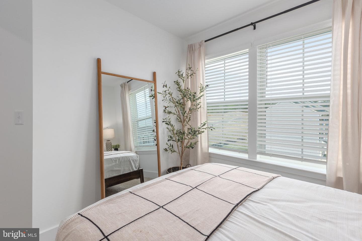 460 Sophie Street photo 29
