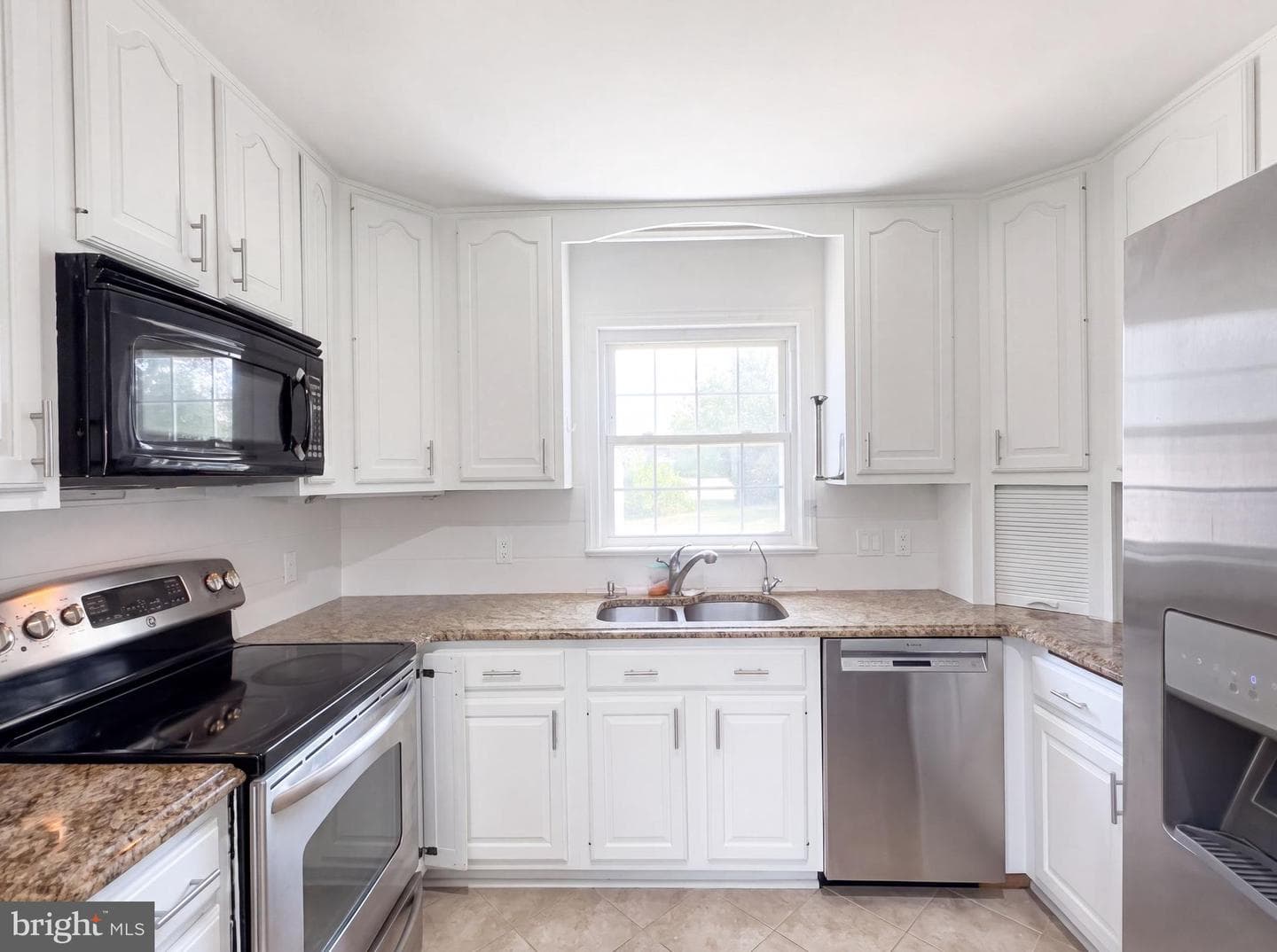 494 Walton Street photo 8