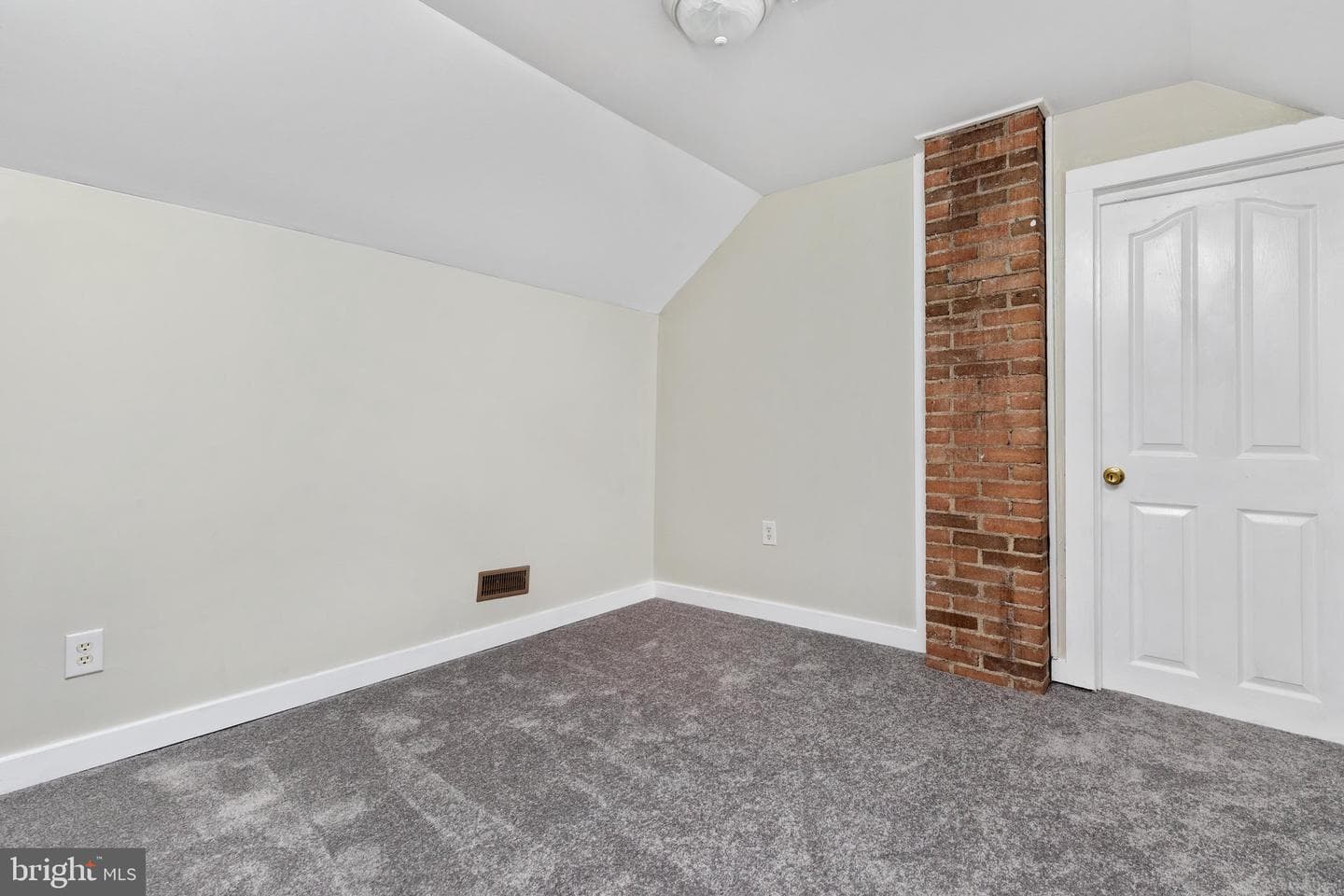 528 E Queen Street photo 21