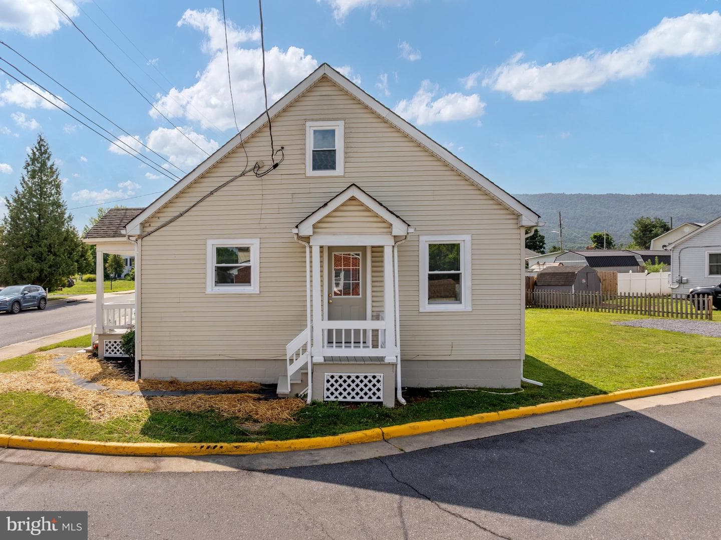 528 E Queen Street photo 4