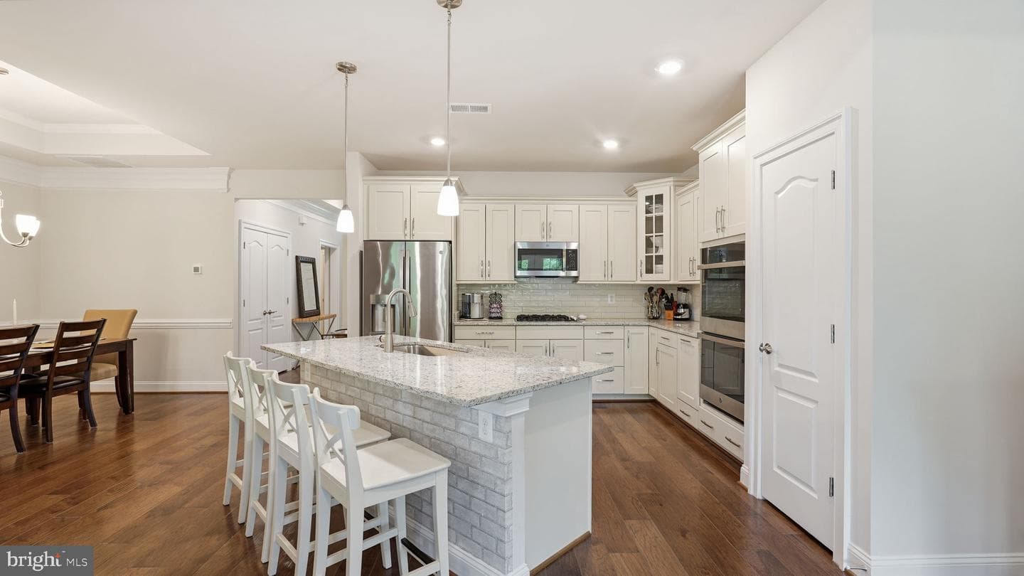 9806 White Oak Swamp Court photo 4