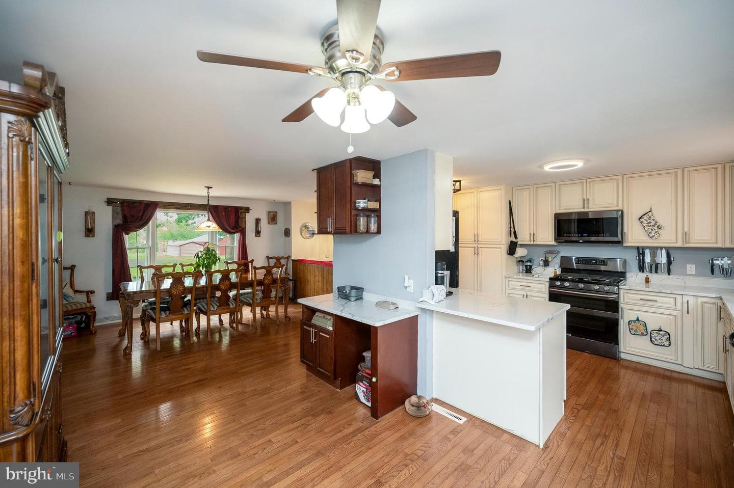 8908 Jennings Lane photo 20
