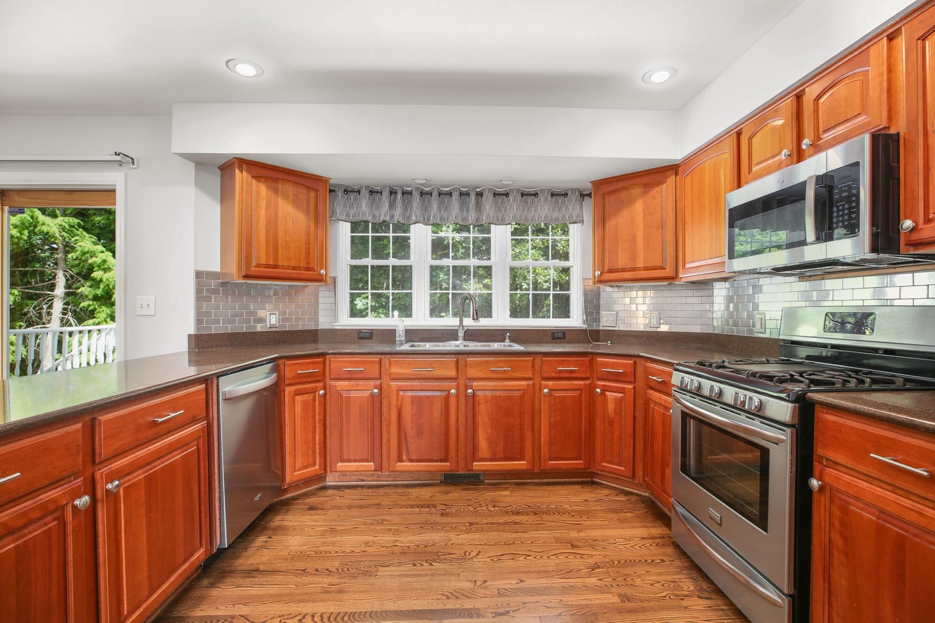 10205 N Hampton Ln photo 11