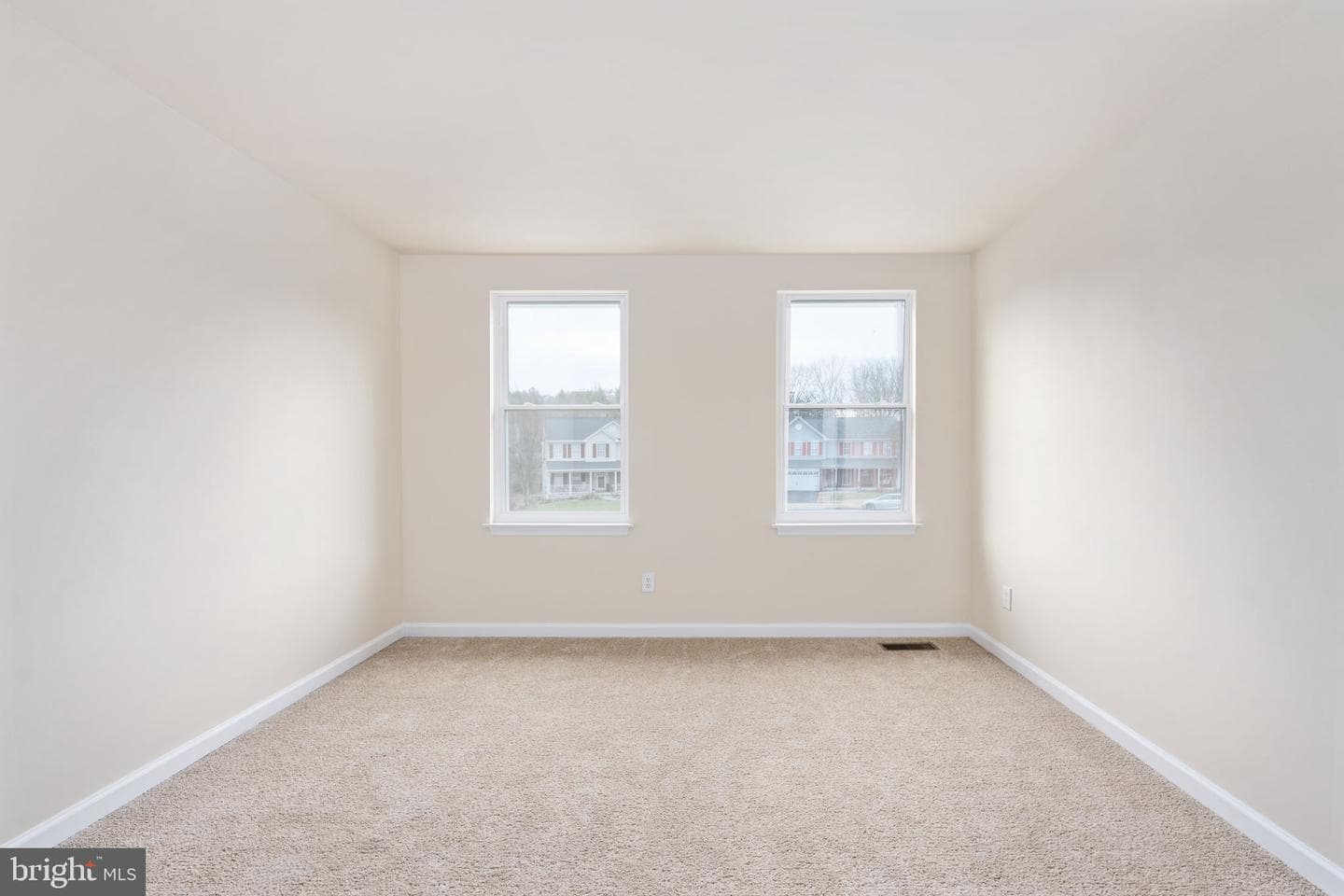 8 Newport Court photo 49